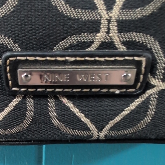 Stylish Black and Gold Crossbody Bag - Picture 2 of 10